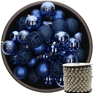 Decoris 37x stuks kunststof kerstballen 6 cm kobalt blauw inclusief kralenslinger zilver -