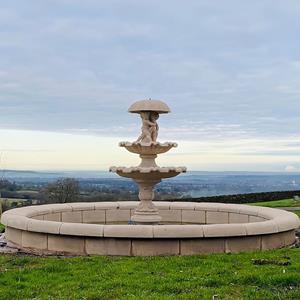 Gartentraum.de Einzigartiger Garten Springbrunnen aus Steinguss - Komplett Set inklusive Pumpe - Gina / Olimpia