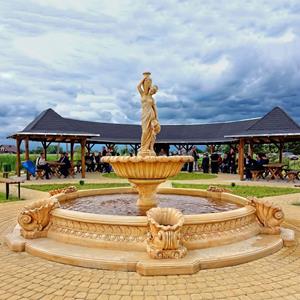 Gartentraum.de Steinguss Brunnen Komplett Set - Fontäne mit Frauenskulptur & Umrandung mit Muscheln - Natalina / Olimpia