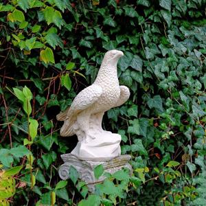 Gartentraum.de Kunstvolle Vogelfigur für den Garten - Falke sitzt auf Stein - Vincenzo / Tyrolia