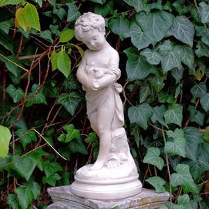 Gartentraum.de Kleine Gartenstatue aus Steinguss - Kind mit Vögeln - Daniel / Tyrolia