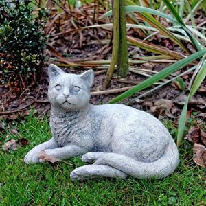 Gartentraum.de Liegende Katze - wetterfeste Steinguss Gartendekoration - Mauritio / Weiß