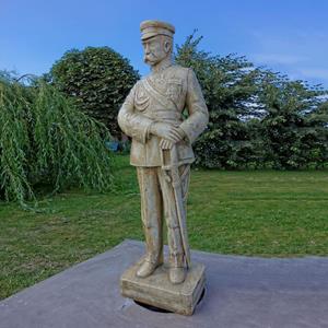 Gartentraum.de Offizier auf Sockel - Steinguss Soldaten Skulptur  - Raimondo / Etna