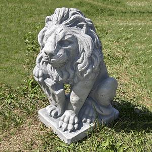 Gartentraum.de Sitzende Garten Löwenskulptur aus Steinguss mit Schild - Gatto / Antikia