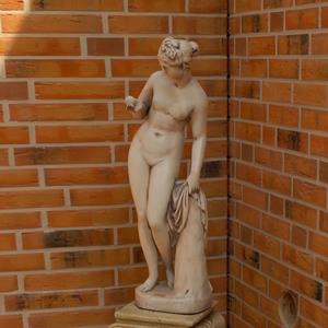 Gartentraum.de Elegante Steinguss Gartenfigur - Venus mit Apfel - Phillipa / Calabria