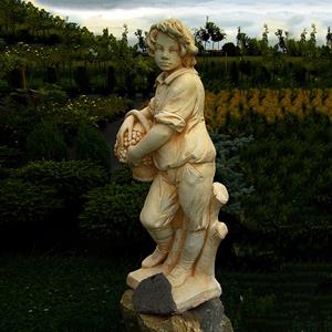 Gartentraum.de Wetterfeste Gartenfigur aus Steinguss - Junge mit Korb - Antonio / Etna