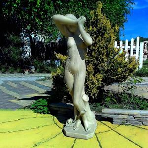 Gartentraum.de Frauen Aktfigur im leichten Gewand aus Steinguss für den Garten - Giovanna / Etna