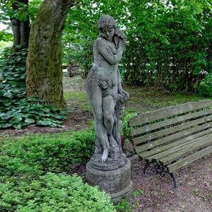 Gartentraum.de Romantische Frauen Aktfigur mit Blume für den Garten - Rebecca / Etna