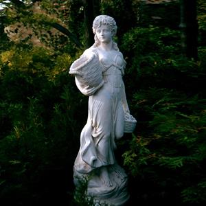 Gartentraum.de Kunstvolle Gartenstatue aus Steinguss - junge Frau mit Körben - Bianca / Tyrolia