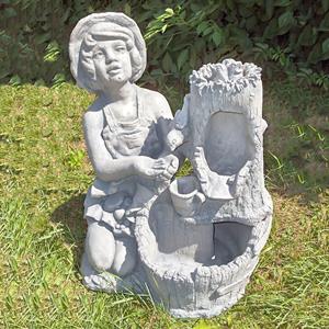 Gartentraum.de Dekorativer Gartenbrunnen aus Steinguss mit Pumpe - Mädchen füttert Vögel - Matilde / Antikia