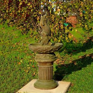 Gartentraum.de Dekorativer Steinguss Gartenbrunnen auf Säule mit Wasserspeier Fischskulptur - Cesare / Olimpia