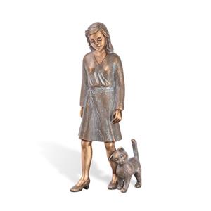 Gartentraum.de Bronze Frau im Kleid mit Katze geht spazieren - Dekoskulptur - Miola & Miro / Patina Wachsguss