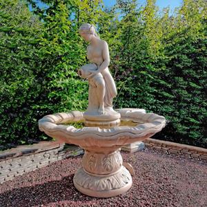 Gartentraum.de Steinguss Frauenskulptur auf stilvoller Gartenfontäne - eindrucksvolles Wasserspiel - Loreen / Tyrolia