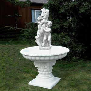 Gartentraum.de Putten Skulpturen mit Fisch auf einzigartigem Garten Springbrunnen - Ilario / Etna