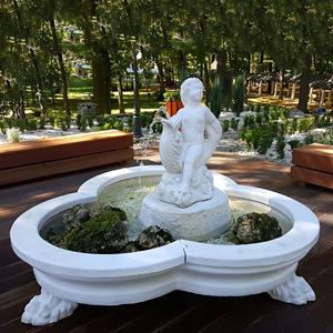 Gartentraum.de Dekorativer Garten Springbrunnen auf Füßen mit Wasserspeier - Junge mit Fisch - Ettore / Etna