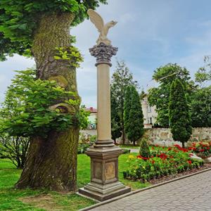 Gartentraum.de Blickfang in Garten & Park - Steinguss Sockel und Säule mit Adler Figur - Pantelis