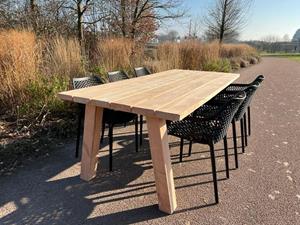 Industrielemeubelshop Douglas tuintafel Marc met schuine houten poten