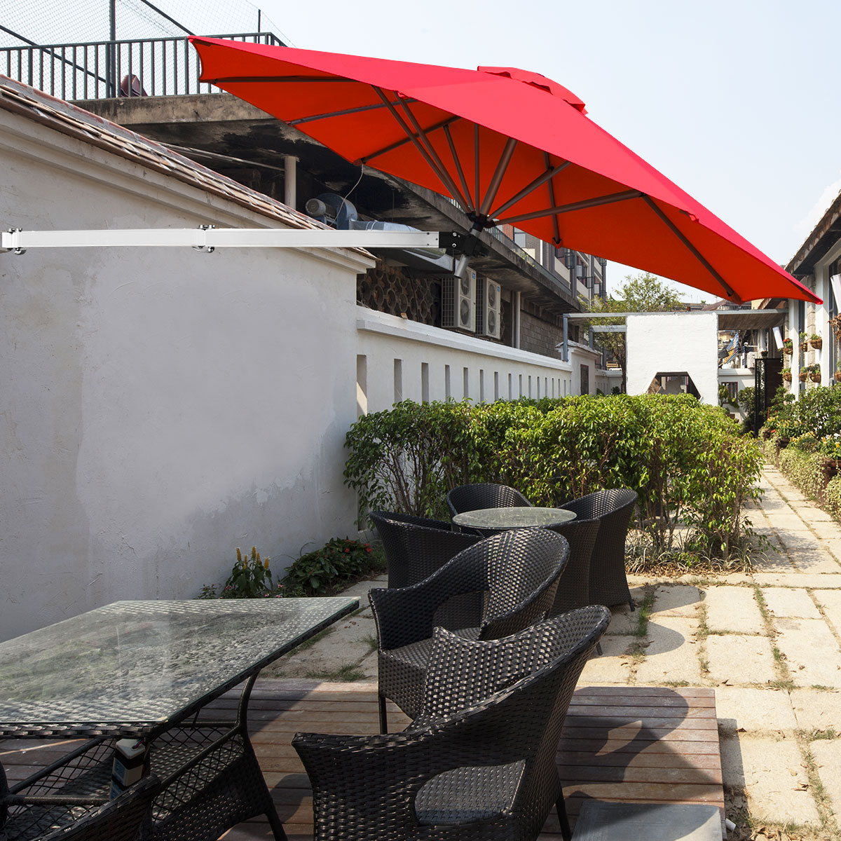 Costway 247cm Wandgemonteerde Cantilever Parasol Patio Wandgemonteerde Parasol met Verstelbare Paal Kantelbare Parasol met Ventilatieopening