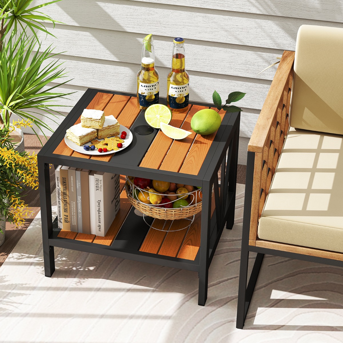Costway Bijzettafel voor Buiten met Gat voor Parasol Metalen Terrastafel met 2 Niveaus en Opbergplank Kleine Bistrotafel voor Balkon Terras