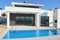 Moderne villa met privé-zwembad, rustig gelegen vlakbij het bekende Nazaré