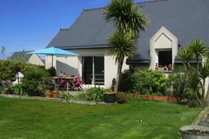 Pretty holiday home in palm garden near coast Pleu - Frankrijk - Bretagne - Pleubian- 4 persoons