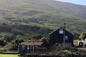 Holiday home in Santo Amaro - Portugal - Região Autónoma dos Açores - Santo Amaro  (São Roque do Pico)- 8 persoons