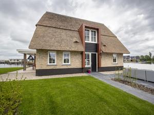 Luxe 12 persoons villa met sauna en bubbelbad aan het Tjeukemeer in Friesland - Nederland - Europa - Delfstrahuizen