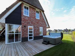 Luxe 10 persoons villa met sauna en bubbelbad aan het Tjeukemeer in Friesland - Nederland - Europa - Delfstrahuizen