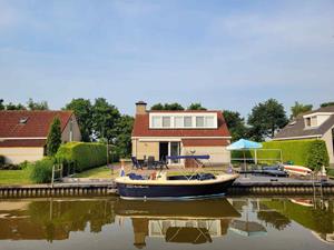 Vrijstaande 5 tot 6 persoons bungalow aan het open water op een bungalowpark in Friesland - Nederland - Europa - Balk