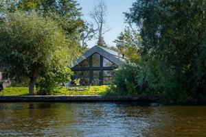 Prachtig 6 persoons chalet aan het water gelegen in Friesland - Nederland - Europa - Nes