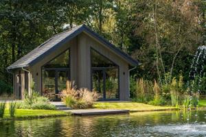 Ruime 6-persoons ecovilla met zicht over het water op een vakantiepark in Oirschot - Nederland - Europa - Oirschot