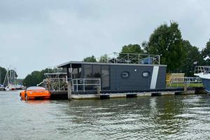 Comfortabele 4 persoons house boat met uitzicht over het water in de Jachthaven van Warns - Nederland - Europa - Warns