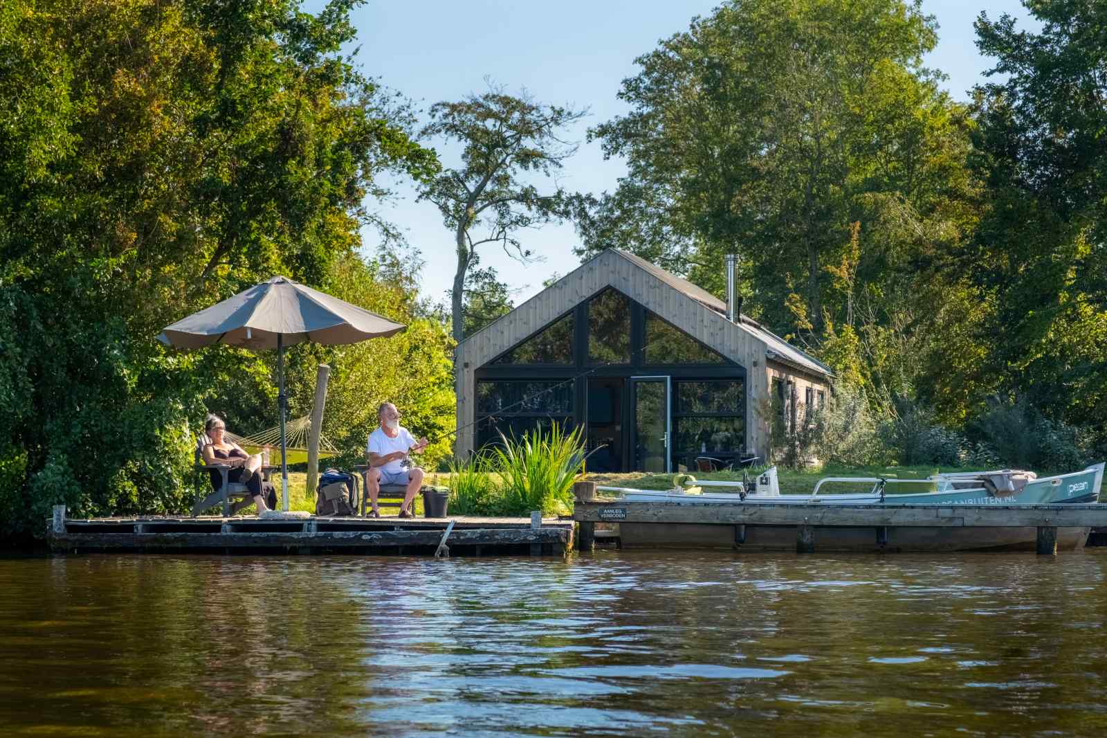 Prachtig 6 persoons waterlodge aan het water gelegen in Friesland - Nederland - Europa - Nes (Akkrum)