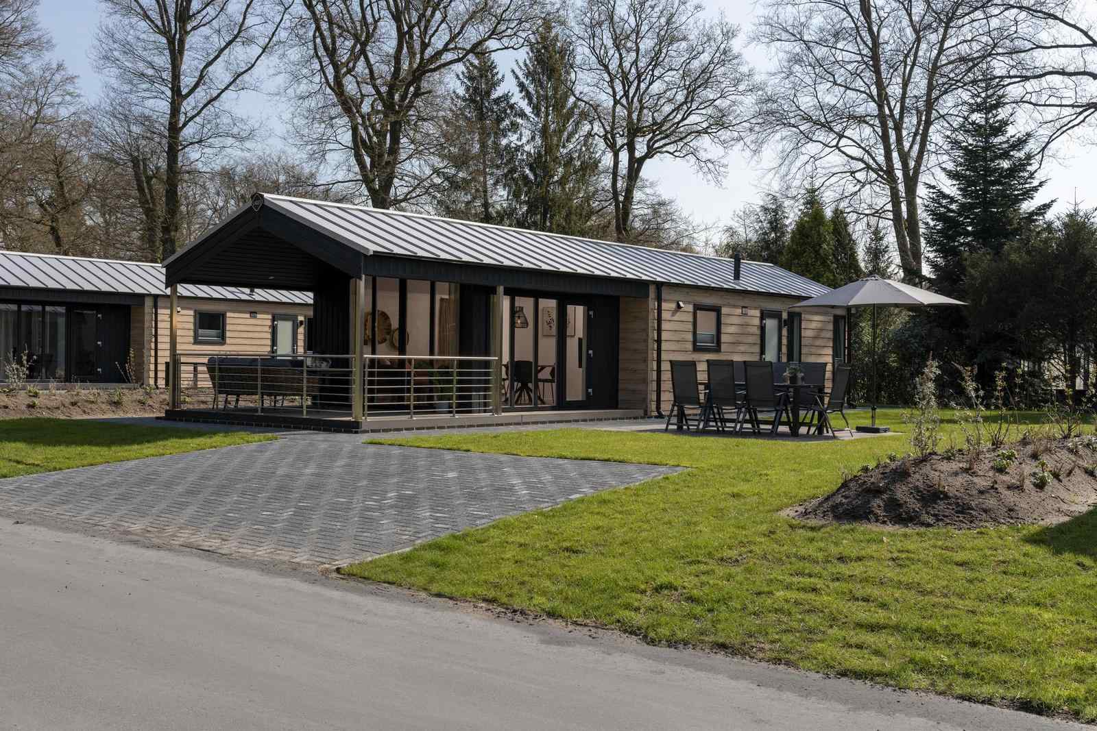 Comfortabel vierpersoons lodge met overdekt terras in de Achterhoek nabij Lochem - Nederland - Europa - Lochem