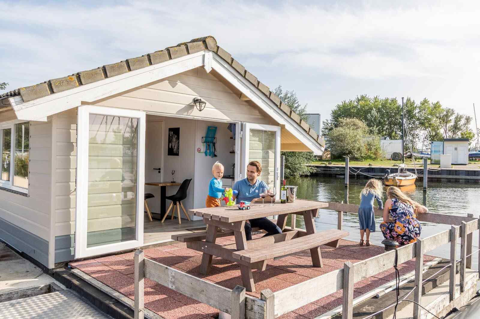 Uniek gelegen 4 persoons chalet op het water in Marina Muiderzand in Almere. - Nederland - Europa - Almere