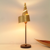 J. Holländer Gouden tafellamp ZAUBERHUT met een metalen kap