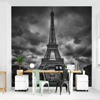 Klebefieber Fototapete Eiffelturm vor Wolken schwarz-weiß