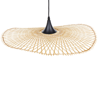 Beliani - Hängeleuchte heller Holzfarbton 128 cm aus Bambusholz/ Metall mit gebogenem Lampenschirm für Wohnzimmer Esszimmer Modernes Design