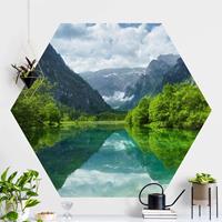 Klebefieber Hexagon Fototapete selbstklebend Bergsee mit Spiegelung