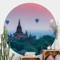 Klebefieber Runde Tapete selbstklebend Heißluftballons über Tempelanlage