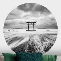 Klebefieber Runde Tapete selbstklebend Japanisches Torii im Meer