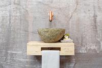 Saniclear Seba fonteinset met eiken plank, rivierstenen waskom en koperen kraan voor in het toilet