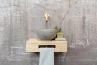 Saniclear Seba fonteinset met eiken plank, grijze terrazzo waskom en gouden kraan voor in het toilet