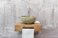 Saniclear Seba fonteinset met bruin eiken plank, rivierstenen waskom en chromen kraan voor in het toilet