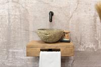 Saniclear Seba fonteinset met bruin eiken plank, rivierstenen waskom en zwarte kraan voor in het toilet