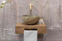 Saniclear Seba fonteinset met bruin eiken plank, rivierstenen waskom en gouden kraan voor in het toilet