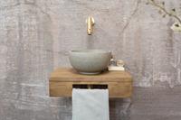 Saniclear Seba fonteinset met bruin eiken plank, grijze terrazzo waskom en gouden kraan voor in het toilet