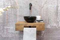 Saniclear Seba fonteinset met bruin eiken plank, zwarte waskom en zwarte kraan voor in het toilet