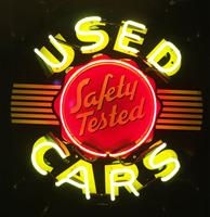 Fiftiesstore Used Cars Safety Tested neon met metalen bord 60 x 60 cm