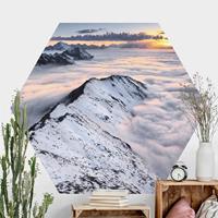 Klebefieber Hexagon Fototapete selbstklebend Blick über Wolken und Berge